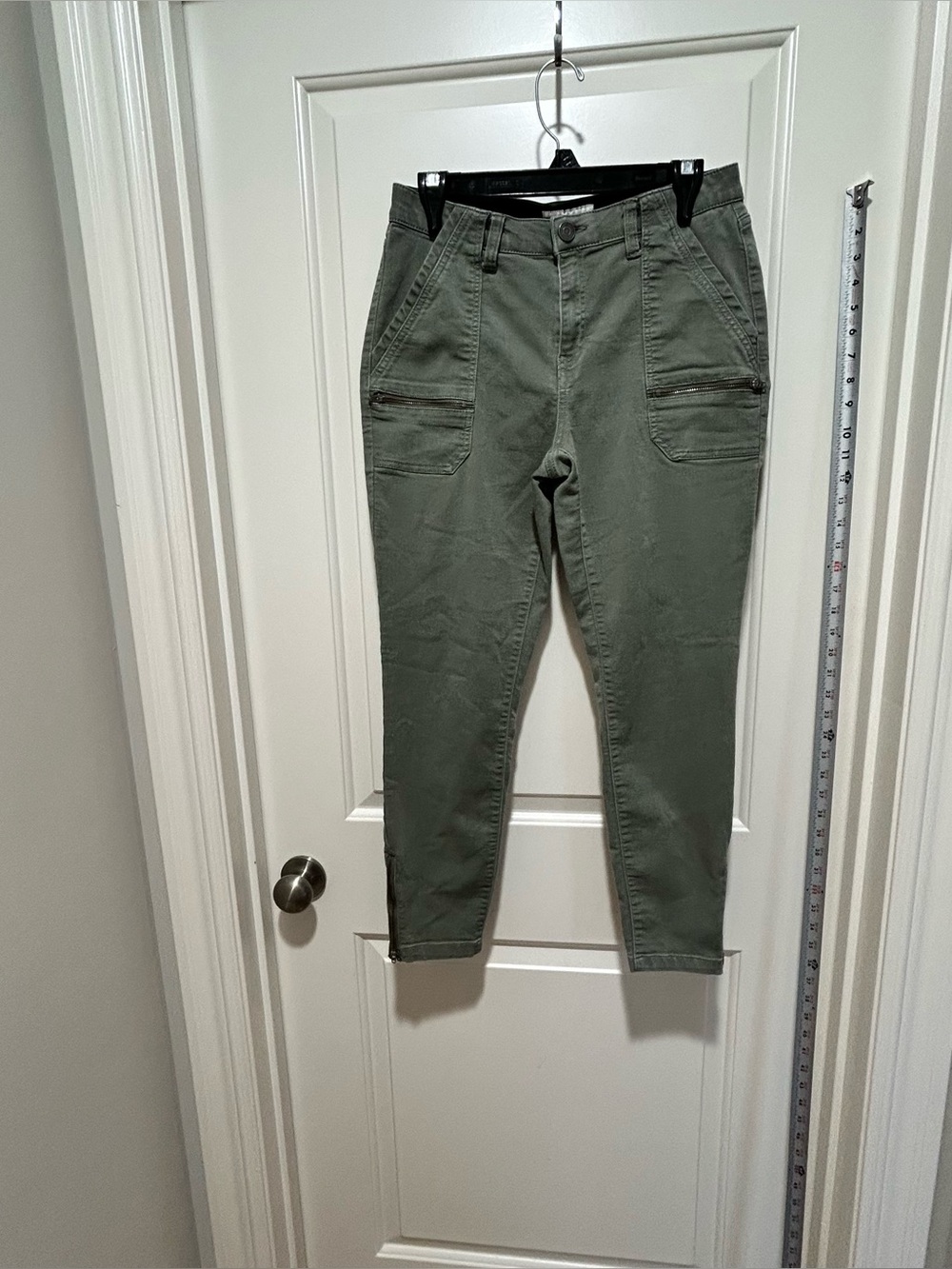 Knox Rose women’s size 10 Slim Taper Olive Cargo Pants with zip detail at ankles